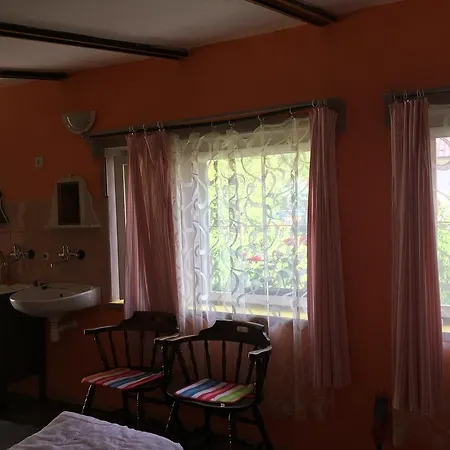 V Hostovskom Dome Flower Lägenhet *